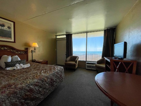 Oceanfront Viking Motel image 24